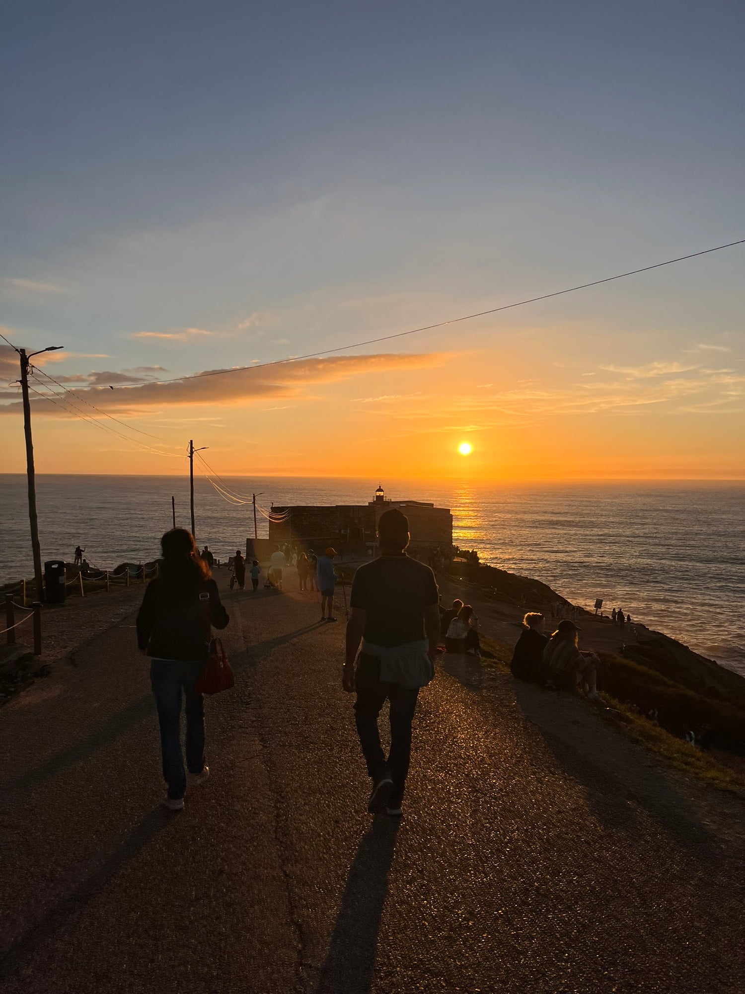 Atardecer en Nazare explorando Portugal.